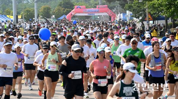 7일 오전 양평 강상체육공원 일대에서 열린 ‘제27회 양평 이봉주 마라톤대회 겸 경인일보 남한강 마라톤대회’에 참가한 마라토너들이 힘차게 출발하고 있다. 2025.6.7 /최은성기자 ces7198@kyeongin.com