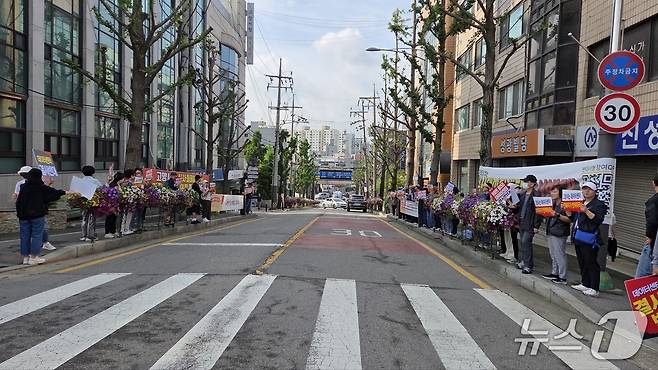 지난달 21일 고양시청 앞에서 식사동 주민들이 데이테센터 건립에 반대하는 시위를 벌이고 있다. (임홍렬 시의원 제공, 재판매 및 DB금지)