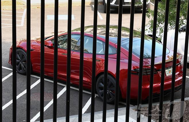 도널드 트럼프 미국 대통령이 올해 초 구매한 테슬라 차량이 6일(현지시간) 미국 워싱턴DC 백악관과 아이젠하워 행정부청사 건물 사이의 웨스트 이그제큐티브 애비뉴에 주차돼 있다. 2025.06.06 ⓒ 로이터=뉴스1 ⓒ News1 류정민 특파원