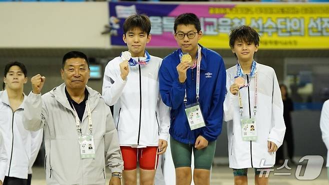 정근민 학생(오른쪽에서 두번째)이 시상대에서 기념사진을 찍고 있다.(전남도교육청 제공, 재판매 및 DB 금지)