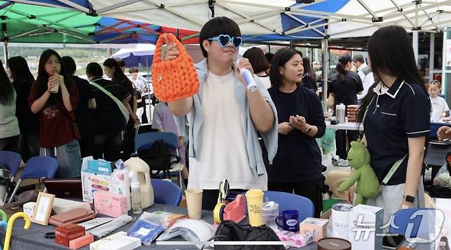 '탄당마켓'에서 한 학생이 중고물품을 팔고 있다.(전남도교육청 제공, 재판매 및 DB 금지)