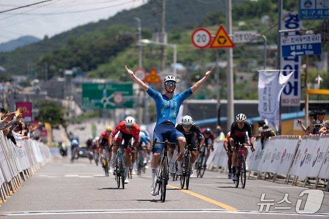 7일 오전 경남 남해군 일원에서 열린 '투르 드 경남 2025' 모습.(경남도 제공. 재판매 및 DB금지)