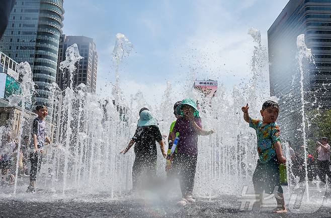 서울의 낮 최고기온이 28도 2025.6.6/뉴스1 ⓒ News1 김진환 기자