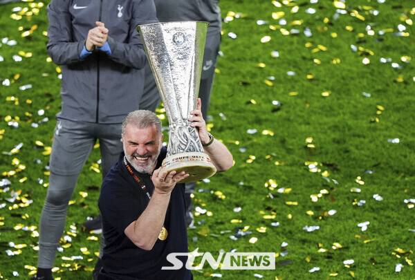 유로파리그 우승 트로피를 든 엔지 포스테코글루 감독. 사진┃뉴시스/AP