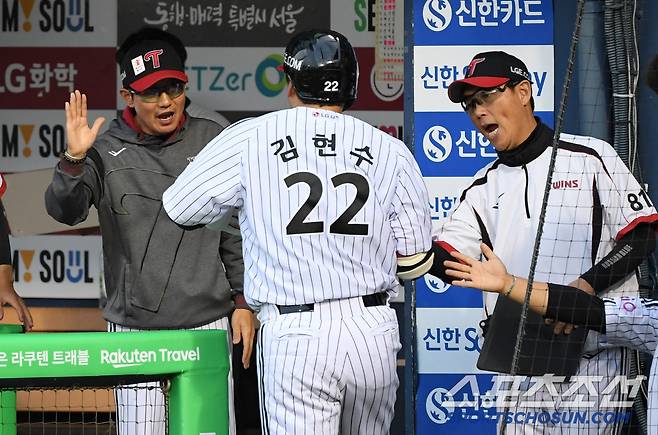 28일 잠실구장에서 열린 LG 트윈스와 한화 이글스의 경기. 4회말 1사 LG 김현수가 솔로포를 날린 뒤 염경엽 감독과 하이파이브를 하고 있다. 잠실=박재만 기자 pjm@sportschosun.com/2025.05.28/
