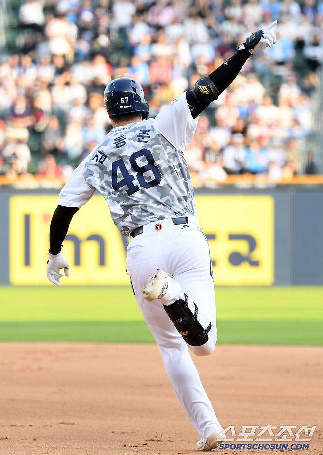6일 잠실구장에서 열린 두산 베어스와 롯데 자이언츠의 경기. 6회말 1사 두산 김동준이 솔로포를 날린 뒤 환호하고 있다. 잠실=박재만 기자 pjm@sportschosun.com/2025.06.06/