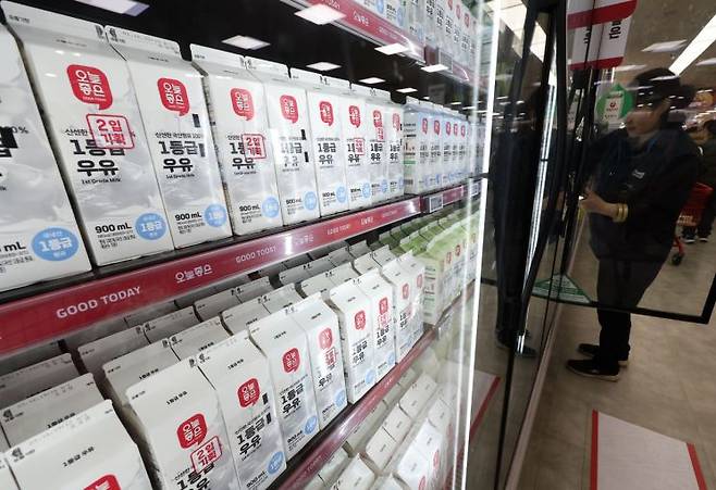 서울 한 대형마트에 우유가 진열된 모습. 연합뉴스