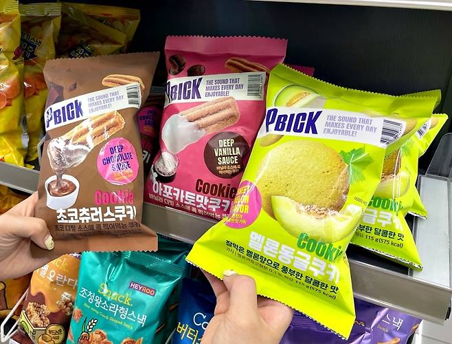 CU는 최근 독특함과 저렴함을 앞세운 PB(자체 브랜드) PBICK(피빅)을 선보였다. CU는 PBICK 신상품으로 1800~2300원짜리 쿠키 시리즈 3종(멜론 동글, 초코 츄러스, 아포카토맛)을 내놓았다. /CU