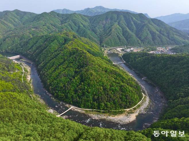프랑스 미슐랭 가이드 그린북에서 ‘한국의 아름다운 길’로 선정된 35번 국도. 범바위전망대에서 내려다본 낙동강이 굽이쳐 흘러 물도리를 이루고 있다.
