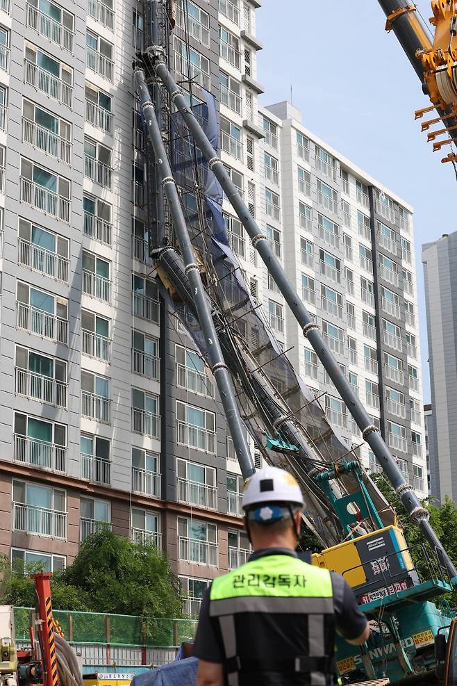 6일 오전 경기 용인시 기흥구 서천동 인덕원~동탄 복선전철 제10공구 노반신설 기타공사 현장에 ‘천공기’가 넘어져 있다. . 2025.6.6/뉴스1