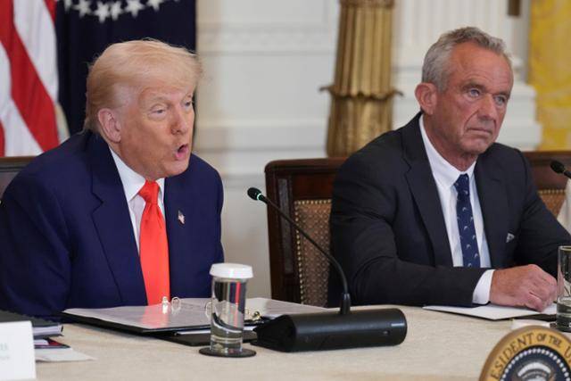 도널드 트럼프 미국 대통령이 지난달 22일(현지 시간) 백악관 이스트룸에서 열린 '미국을 다시 건강하게'(Make America Healthy Again·MAHA)' 위원회 행사에서 로버트 F. 케네디 주니어 보건복지부 장관이 배석한 가운데 발언하고 있다. 워싱턴=AP·뉴시스