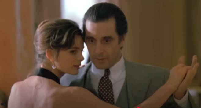 영화 여인의 향기 중 알 파치노의 탱고 씬. 전문가들에 의하면 영화상의 탱고 씬은 아르헨티나 탱고를 정확히 묘사하지 않았고, 영화 스토리를 위해 의도적으로 더 극적이고 낭만적으로 만들어졌다고 한다. 그럼에도 이 씬은 문화적으로 큰 영향을 미쳤고, 많은 사람들에게 탱고를 인식하고 경험하게 만들었다. 영화 캡처