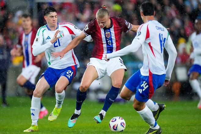 이탈리아 수비를 뚫고 있는 노르웨이의 엘링 홀란. 로이터=연합뉴스