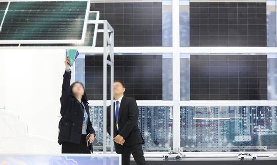 지난달 23일 대구 북구 엑스코에서 개막한 제22회 국제그린에너지엑스포에서 방문객들이 태양광 부스를 살펴보고 있다. 연합뉴스