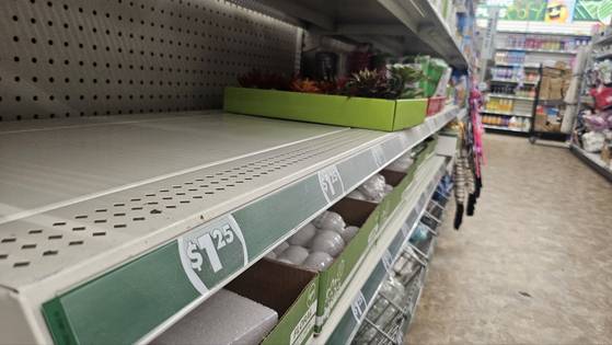 5일(현지시간) 미국 버지니아주 페어팩스카운티의 달러트리 매장의 1.25달러 상품 매대가 비어 있는 모습. 중앙포토