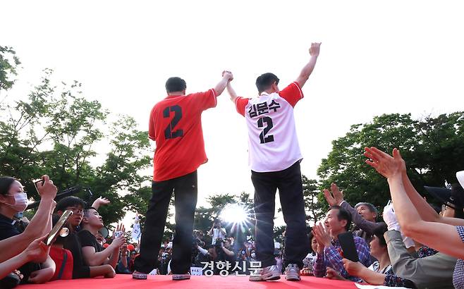 김문수 국민의힘 대선 후보(오른쪽), 한동훈 국민의힘 전 대표가 5월 26일 오후 서울 도봉구 방학사거리에서 열린 ‘내일의 기적을 만들’ 노원·도봉·강북 유세에서 지지를 호소하고 있다./한수빈 기자