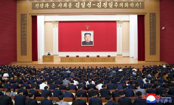 북한이 노동당 중앙간부학교 준공 및 개교 1주년을 맞아 연구토론회를 진행했다고 조선중앙통신이 2일 보도했다. 무대 중앙에 김정은 국무위원장의 단독 초상화가 걸려 있다. 조선중앙통신=연합뉴스