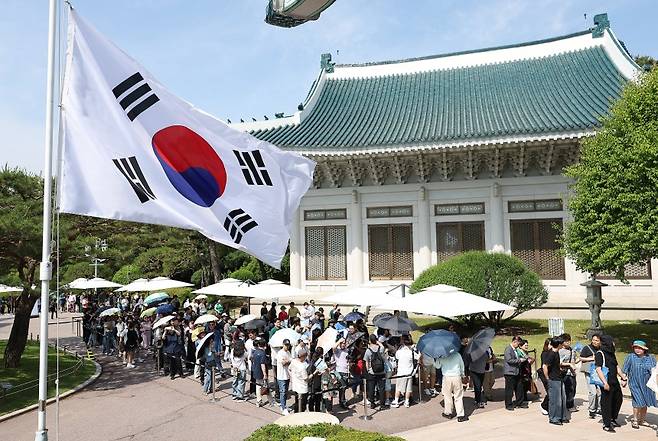 현충일인 6일 시민들의 관람이 진행되고 있는 서울 종로구 청와대에 조기가 게양돼 있다. 연합뉴스