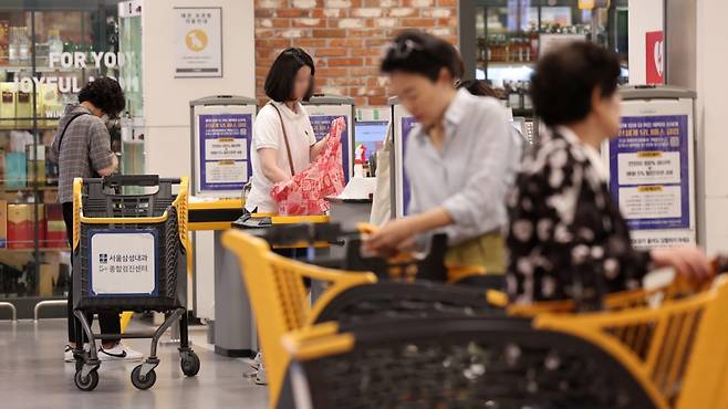 (서울=뉴스1) 김성진 기자 = 5일 오후 서울 시내 한 대형마트에서 시민들이 장을 보고 있다. 이재명 대통령 당선으로 정치적 불확실성이 해소되면서 소비 심리 회복에 대한 유통업계의 기대감이 커지고 있다. 특히 지난 4일 출범한 새 정부가 추경 등 각종 내수 부양 정책을 본격화할 가능성이 커지면서 백화점·대형마트 등 업종의 실적이 개선될 것이란 전망이 나온다. 5일 한국은행에 따르면 5월 소비자심리지수(CCSI)는 101.8로 소비심리가 낙관적임을 의미하는 기준선(100)을 1년 만에 넘었다. 특히 전월(93.8) 대비 8.0포인트(p) 상승했다. 이는 2020년 10월 이후 4년 7개월 만에 가장 큰 상승 폭이다. 2025.6.5/뉴스1 Copyright (C) 뉴스1. All rights reserved. 무단 전재 및 재배포, AI학습 이용 금지. /사진=(서울=뉴스1) 김성진 기자