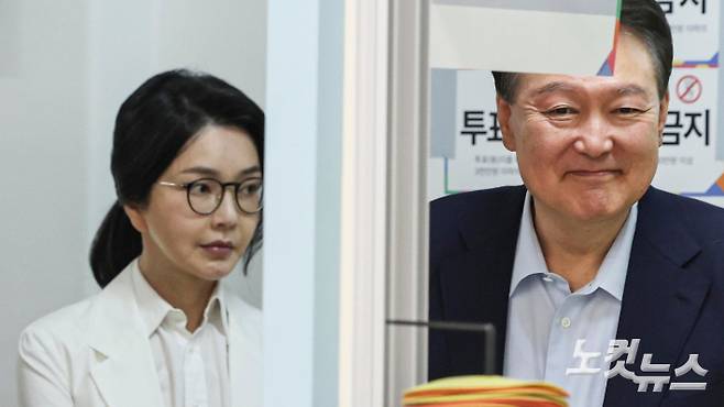 윤석열 전 대통령 내외가 3일 오전 서울 서초구 원명초등학교에 마련된 서초4동제3투표소에서 투표를 하기 위해 줄을 서 기다리고 있다. 박종민 기자