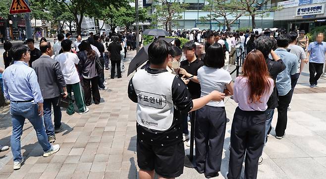 제21대 대통령선거 사전투표 첫날인 5월29일 점심시간을 맞아 서울 강남구 역삼1동주민센터에 마련된 사전투표소를 찾은 유권자들이 투표를 위해 길게 줄지어 서 있다. ⓒ시사저널 박정훈