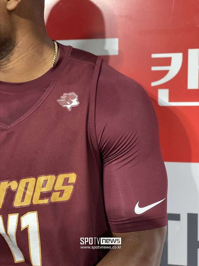 ▲ 자신을 스트롱가이로 소개한 스톤 개랫. ⓒ 신원철 기자