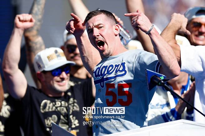 ▲ 우승 기념 퍼레이드에서 환호하는 워커 뷸러.