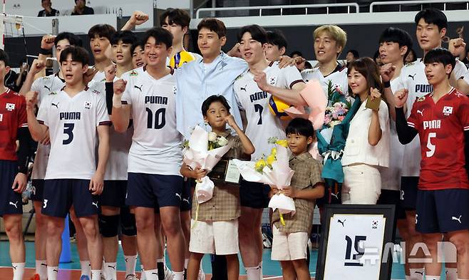 후배들과 함께 기념촬영을 하는 문성민(가운데). /사진=뉴시스