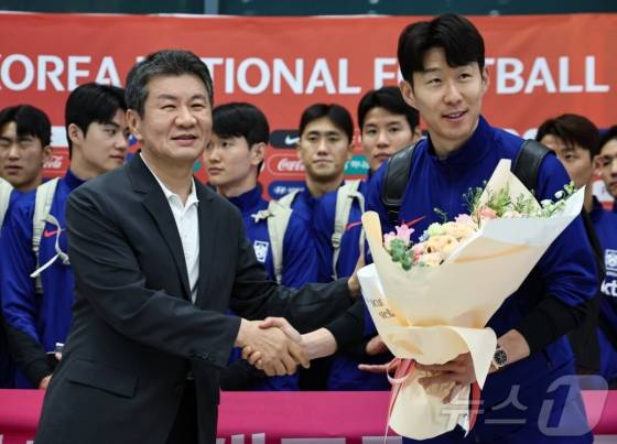 정몽규 회장(왼쪽)과 대한민국 국가대표팀 주장 손흥민. /사진=뉴스1 제공