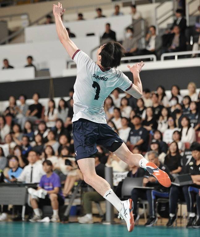 허수봉이 6일 네덜란드와 국가대표 평가전 1차전에서 서브를 넣고 있다. /사진=대한배구협회 제공