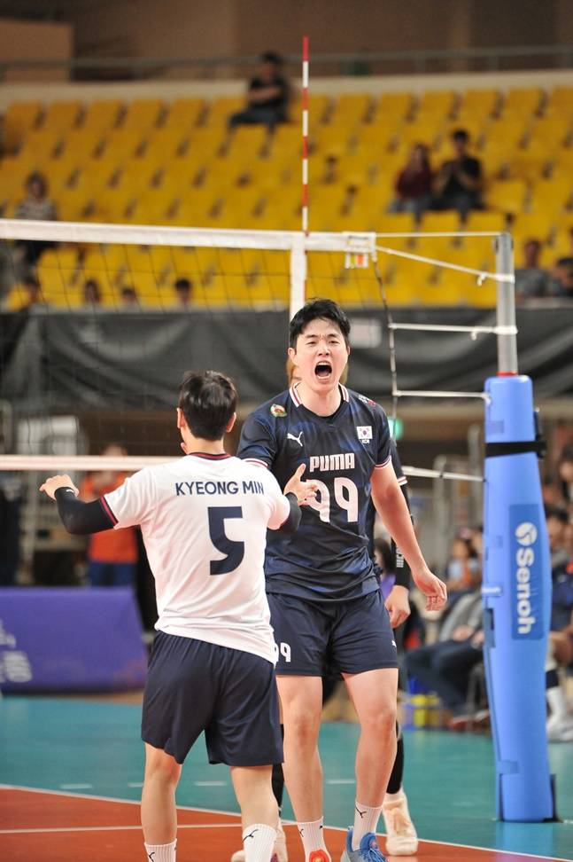 득점 후 기뻐하는 김지한(오른쪽). /사진=대한배구협회 제공