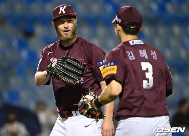 요키시(왼쪽)과 김혜성.