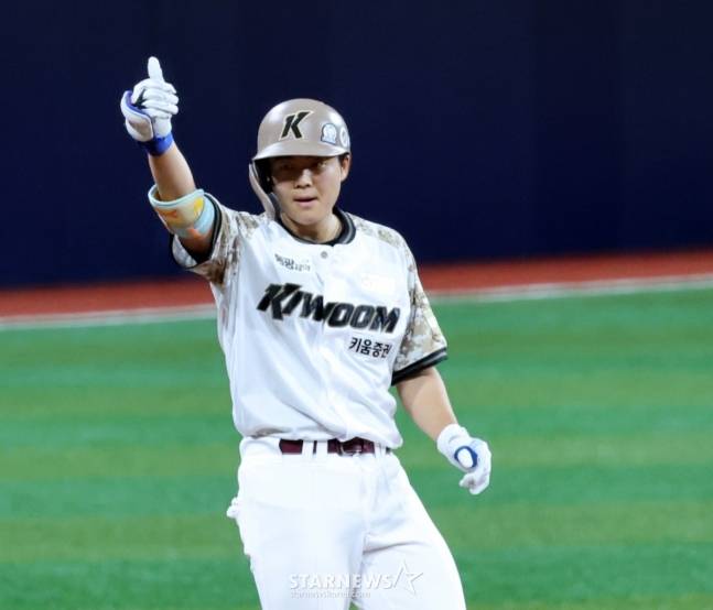 적시타를 친 어준서의 모습. /사진=강영조 선임기자