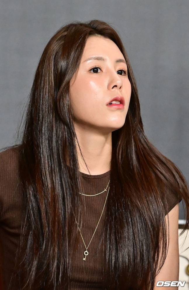 이다영이 7일 한국와 네덜란드의 남자배구 대표팀 평가전이 열린 천안 유관순체육관을 찾아 경기를 지켜보고 있다.