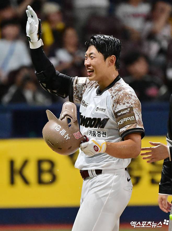 키움 히어로즈 캡틴 송성문이 6일 서울 고척스카이돔에서 열린 2025 신한 SOL Bank KBO리그 LG 트윈스와의 팀 간 7차전에서 연장 10회말 끝내기 홈런을 기록, 팀 3연승을 이끌었다. 사진 김한준 기자