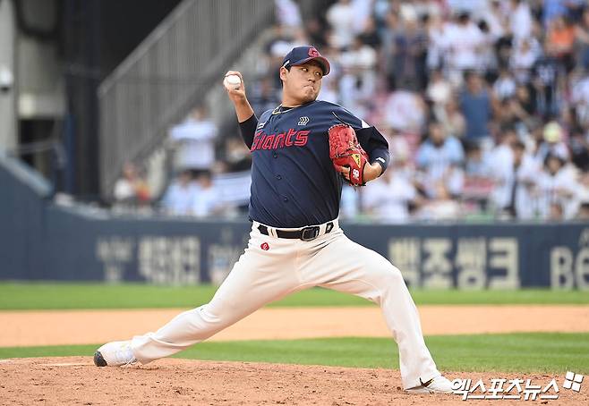 롯데 자이언츠 선발투수 나균안이 경기에서 투구하고 있다. 엑스포츠뉴스 DB