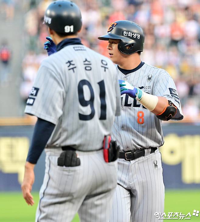 28일 오후 서울 송파구 잠실야구장에서 열린 '2025 신한 SOL Bank KBO리그' 한화 이글스와 LG 트윈스의 경기, 3회초 2사 2루 한화 노시환이 1타점 적시타를 날린 후 기뻐하고 있다. 엑스포츠뉴스 DB