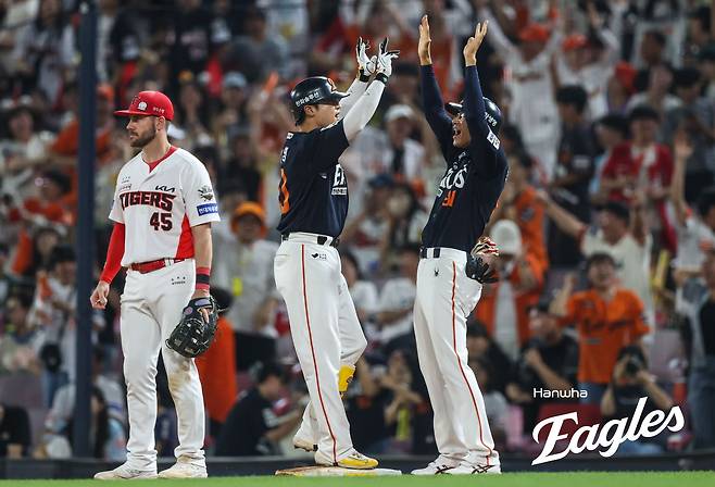 7일 오후 광주-KIA챔피언스필드에서 열린 '2025 신한 SOL Bank KBO리그' 한화 이글스와 KIA 타이거즈의 경기, 한화 이진영이 11회초 2사 2루에서 안타를 때리며 결승타의 주인공이 됐다. 한화 이글스
