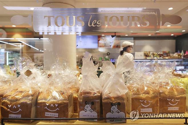 빵 가격 인상 (서울=연합뉴스) 강민지 기자 = 먹거리 물가가 줄인상하고 있다. CJ푸드빌의 베이커리 뚜레쥬르는 지난 3월 1일부터 빵과 케이크 110여종의 가격을 평균 약 5% 올렸다. 사진은 지난 3월 31일 서울의 한 뚜레쥬르 매장 앞. 2025.6.7. mjkang@yna.co.kr