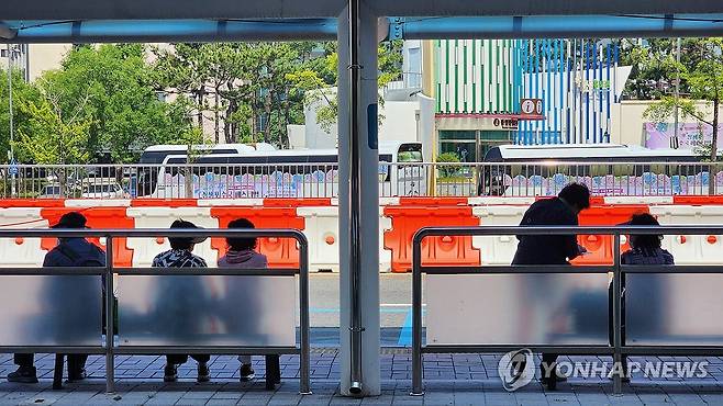 버스 기다리는 승객들 (울산=연합뉴스) 장지현 기자 = 임단협 난항으로 울산 시내버스 노조가 파업에 들어간 첫날인 7일 오전 울산 태화강역 인근 버스정류장에서 승객들이 파업 사실을 모르는 듯 버스를 기다리고 있다. 2025.6.7 jjang23@yna.co.kr