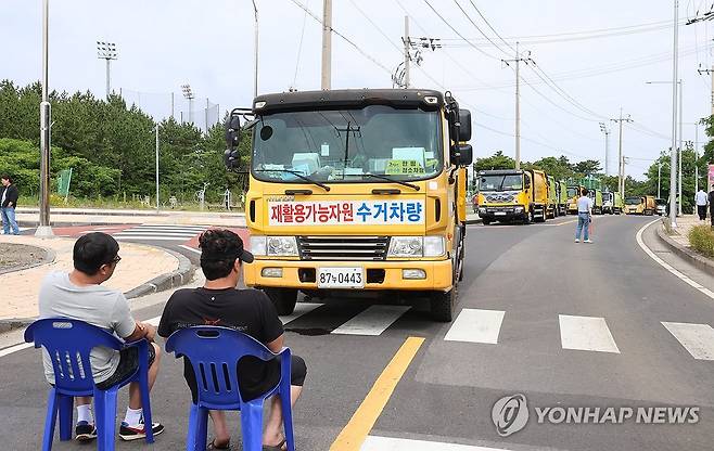 '못 들어갑니다' (제주=연합뉴스) 전지혜 기자 = 7일 오전 제주시 구좌읍 동복리 제주환경자원순환센터 진입로에 쓰레기 수거 차량들이 줄지어 서 있다.
동복리 주민들은 제주도에 센터 설립 당시 약속한 농경지 폐열지원사업 또는 그에 준하는 대체사업을 추진해달라며 이날 오전 8시부터 센터 진입로를 막아섰다. 반면 도는 관련 공문서와 회의록 등을 확인한 결과 사실관계가 다른 부분이 있어서 확인이 필요하다는 입장이다. 2025.6.7 atoz@yna.co.kr