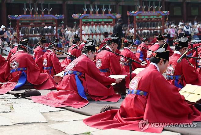 경복궁에서 열린 세종조 회례연 (서울=연합뉴스) 김성민 기자 = 국립국악원이 7일 서울 종로구 경복궁 근정전에서 제1회 국악의 날을 기념하는 '세종조 회례연'을 열고 있다. 2025.6.7 ksm7976@yna.co.kr