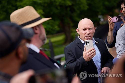 엔리케 타리오 (워싱턴DC 게티이미지 AFP=연합뉴스) 2025년 6월 6일 미국 워싱턴DC의 라파예트 광장에서 극우단체 프라우드보이스의 전 회장 엔리케 타리오가 기자들에게 얘기하고 있다. (Photo by Andrew Harnik / GETTY IMAGES NORTH AMERICA / Getty Images via AFP) 2025.6.7.