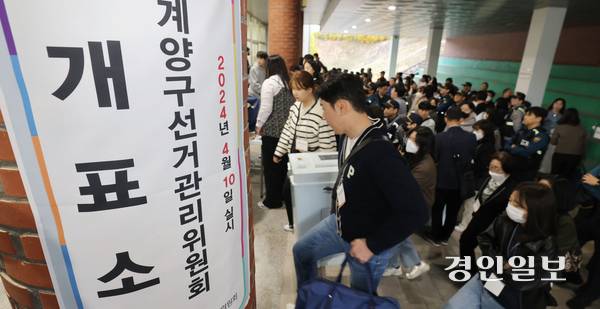 사진은 제22대 국회의원선거일인 지난해 4월 10일 인천 계양구 경인교육대학교 체육관 개표소에 투표함들이 개표장으로 들어가는 모습. 2024.4.10 /조재현기자 jhc@kyeongin.com