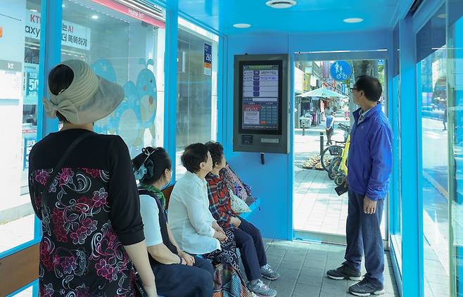 울산 시내버스 노조가 임단협 협상 결렬로 7일 첫차부터 파업에 들어간 가운데 울산 남구 신정시장 인근 버스정류장에 혹시나 버스가 있지 않을까 해서 왔다는 시민들이 전광판을 보며 불만을 토로하고 있다. 이수화 기자