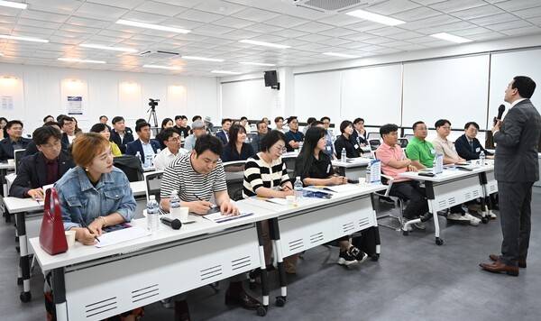 지난 4일 열린 경남일보 경제포럼 제5기 제7강 글로벌 비즈니스 마인드와 중동시장 무역 투자기회 강의에서 오시난 지비에이코리아 회장이 강의를 하고 있다.