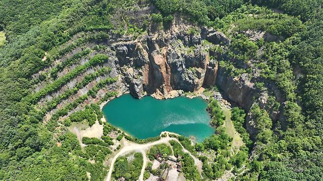 대구 달성군 가창면 폐채석장이 깎아지는 절벽과 에메랄드빛이 나는 호수로 한국의 캐나다로 불리며 시민들의 발길이 이어지고 있다. 사진은 5일 오후 모습. 이윤호기자 yoonhohi@yeongnam.com