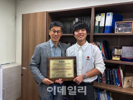 유지환(왼쪽) 카이스트 건설·환경공학과 교수와 김남균 박사과정.(사진=KASIT)