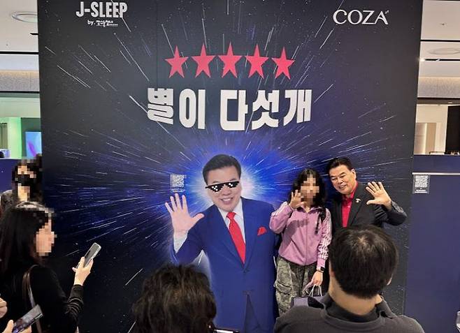 최창환(오른쪽) 장수산업 회장이 팝업스토어 방문객과 함께 ‘별이 다섯 개’ 포즈를 취하며 기념촬영을 하고 있다. (사진=장수산업)
