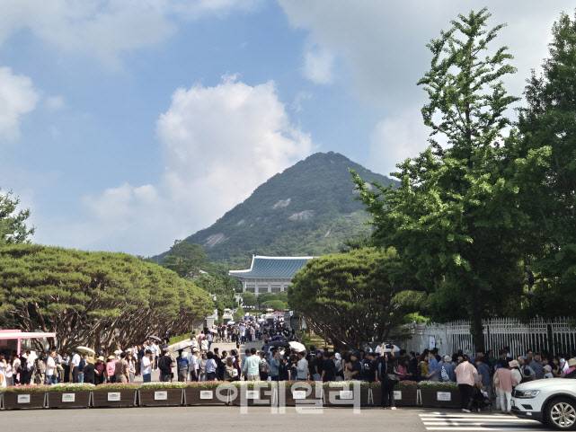 8일 오전 9시쯤 서울 종로구 청와대 앞으로 관람을 위한 대기 줄이 길게 늘어서 있다. (사진=정윤지 기자)